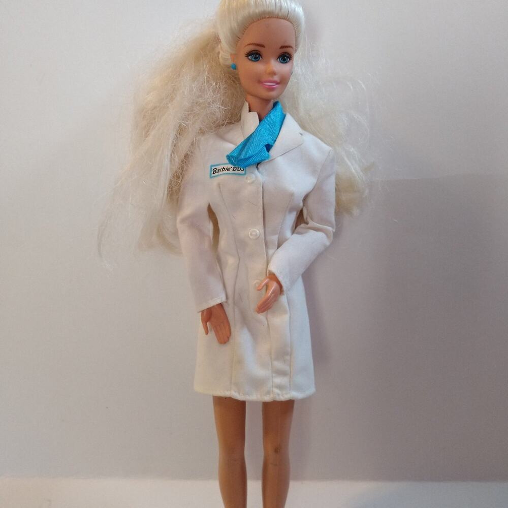 Vintage 1990s dentist Barbie. Nt33